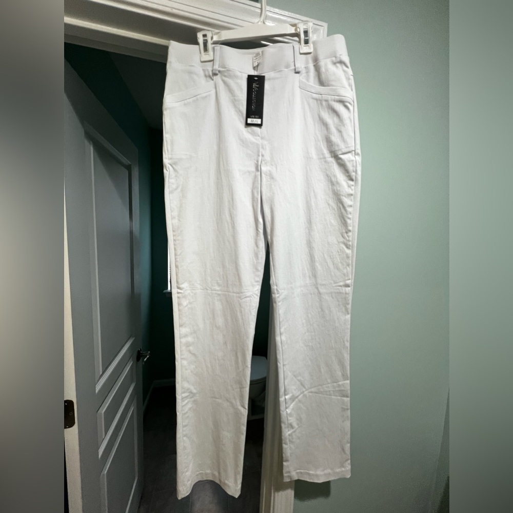 BNWT Women’s straight leg stretchy pants, white